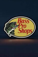 Panneau lumineux avec logo Bass Pro Shops, illustrant un poisson bass, idéal pour une décoration d'ambiance ou une signalétique. Parfait pour les passionnés de pêche ou en décoration commerciale.