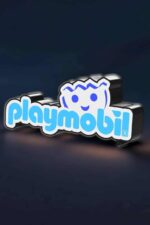 Playmobil logo en relief avec éclairage LED bleu sur fond noir, création lumineuse 3D personnalisée, design moderne et coloré, idéale pour décoration ou cadeaux, réalisée par Infinity 3D Print.
