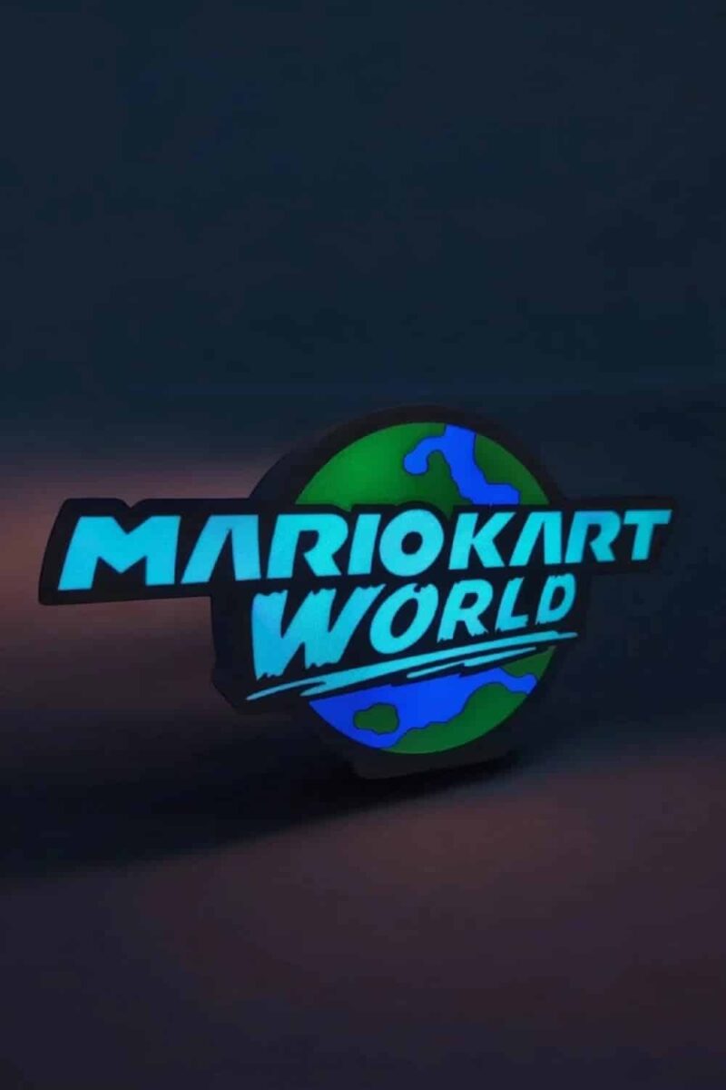 Mario Kart World logo LED lumière, création lumineuse 3D, lampe design en relief avec globe terrestre, éclairage LED coloré, décoration originale pour fans de jeux vidéo.