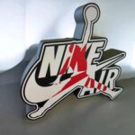 - Logo Nike 3D lumineux personnalisé en LED avec design moderne, idéal pour décoration intérieure ou exposition, fabriqué avec impression 3D pour un rendu unique.