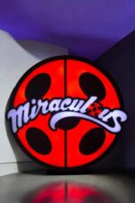 Étiquette alt : lampe LED lumineuse inspirée de Miraculous avec design ladybug rouge et noir, éclairage vibrant, idéal décoration murale originale.