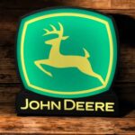 Coussin lumineux LED avec logo John Deere, rétroéclairé vert et jaune, décoration en LED pour un environnement personnalisé et innovant.