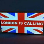 Lampe LED artistique avec drapeau britannique et texte "London is calling", création lumineuse 3D, décoration modulaire, objet design lumineux, lumière d'ambiance, décoration murale originale.