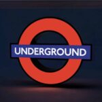 Lampe LED 3D représentant le logo du métro London Underground, éclairage coloré et design moderne idéal pour la décoration intérieure ou comme objet personnalisé.