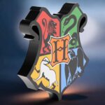 Écusson lumineux 3D Hogwarts Harry Potter avec éclairage LED multicolore, décoration murale magique, création originale en impression 3D.