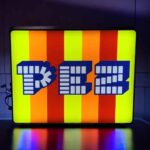 LED lumineux personnalisé avec motif numérique en pixel art, parfait pour décoration intérieure et ambiance moderne, fabriqué par Infinity 3D Print.