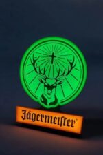 Lampe LED en 3D avec logo Jägermeister luminescent vert et orange, décoration de bar ou de collection.