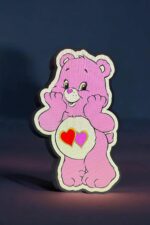 6. Illustration lumineuse 3D d'un ours rose avec des cœurs, crée avec technologie d'impression 3D, parfait pour décorations LED, design mignon et original pour chambre d'enfant ou espace cosy.