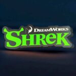 Lampe LED en 3D Shrek lumineuse avec logo fluo vert et détails de la marque DreamWorks. Parfaite pour décoration ou collection, cette création lumineuse allie originalité et technologie d'impression 3D.