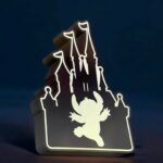 Lampe LED 3D design château avec personnage fantaisiste, éclairage lumineux, création artistique lumineuse, décoration intérieure moderne, objet lumineux personnalisé.