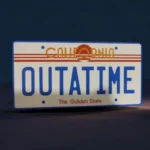Outatime plaque lumineuse 3D avec design coloré, parfaite pour décoration rétro ou collection de voitures.