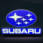 Subaru logo lumineux 3D avec effet LED bleu et blanche, création unique pour une décoration intérieure moderne et personnalisée. Conception artisanale en impression 3D, idéale comme lampe d'ambiance ou décoration auto.