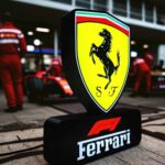 Ferrari logo lumineuse 3D LED, création éclairante pour décoration intérieur ou événement, motif Ferrari emblématique avec support lumineux.