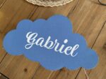 Nuage lumineux en acrylique avec le prénom "Gabriel" écrit en blanc, éclairé par LED, idéal pour décoration ou cadeau personnalisé.