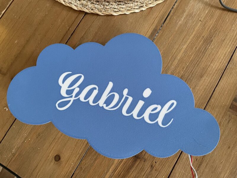 Nuage lumineux en acrylique avec le prénom "Gabriel" écrit en blanc, éclairé par LED, idéal pour décoration ou cadeau personnalisé.