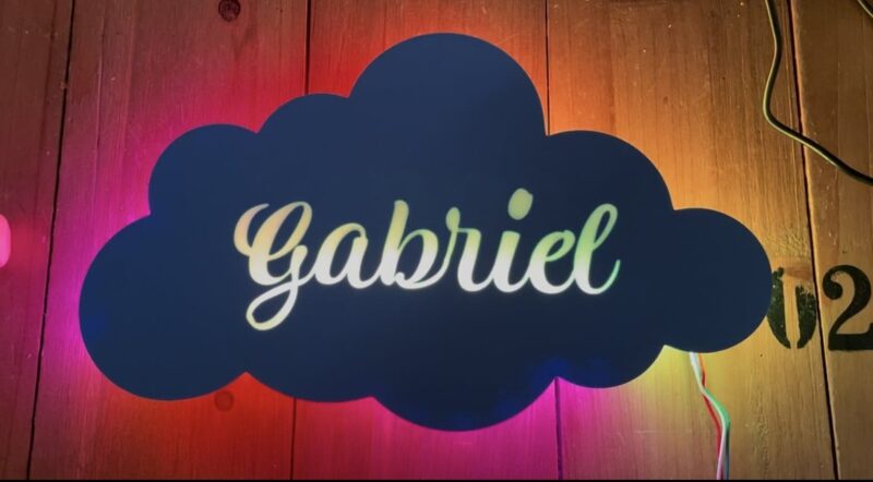 Gabriel lampe LED en forme de nuage avec éclairage multicolore, création lumineuse 3D personnalisée pour décoration intérieure ou chambre d'enfant.
