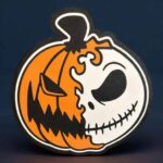 Étiquette lumineuse 3D Halloween avec visage de citrouille et crâne, éclairage LED orange et blanc, décoration d'ambiance effrayante et moderne pour fête ou mur intérieur.