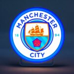 Lampe LED personnalisée représentant le logo de Manchester City, créative et lumineuse, idéale pour décorer votre intérieur ou comme cadeau sportif original.