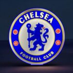 Logo lumineux du Chelsea Football Club, éclairé en LED avec design 3D. Création artisanale de lampes LED personnalisées, idéale pour les fans de football et la décoration intérieure innovante.