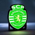 Écusson lumineux SCP Sporting Portugal avec LED vert, idéal pour décoration ou fanion personnalisé, réalisé en impression 3D avec technologie innovante.