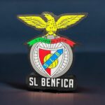 Écusson LED lumineux du club de football SL Benfica, imprimé en 3D avec éclairage LED, parfait pour décoration ou collection.