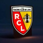 Plaque lumineuse 3D Racing Club de Lens avec logo éclairé, décoration intérieure ou extérieure, création personnalisée en impression 3D, LED intégrée pour un rendu lumineux dynamique.