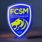 Logo lumineux du FC Sochaux Montbéliard en LED, création 3D personnalisée, idéal pour supporter et décoration intérieure, illustrant l'expertise d'Infinity 3D Print dans les lampes LED lumineuses.